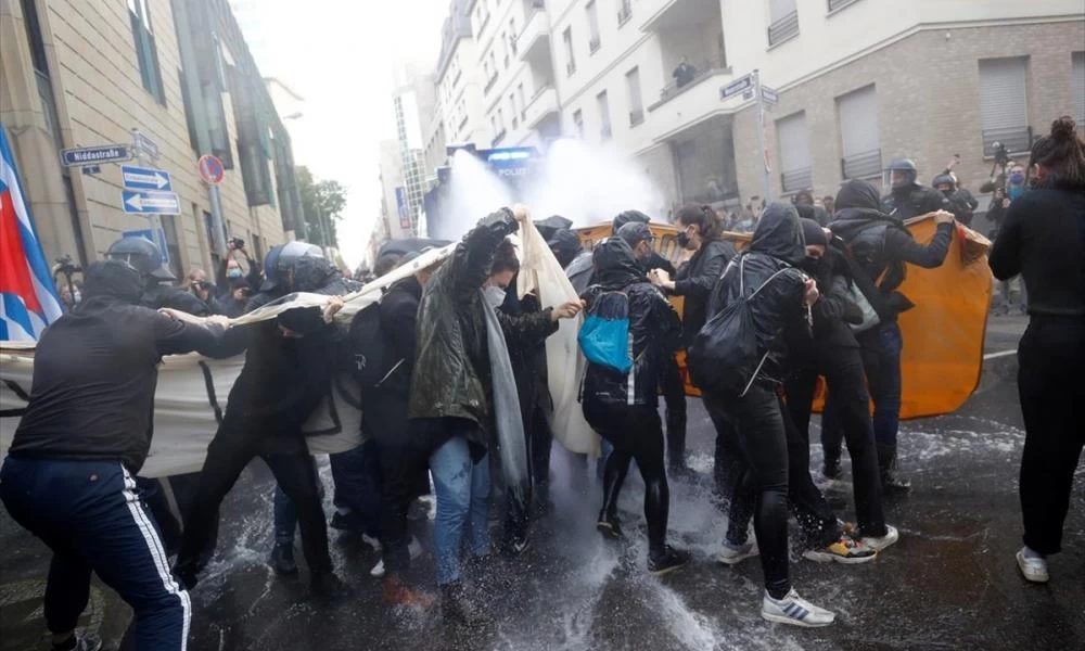 Βγήκαν στους δρόμους οι Γερμανοί για τα μέτρα και τη μάσκα